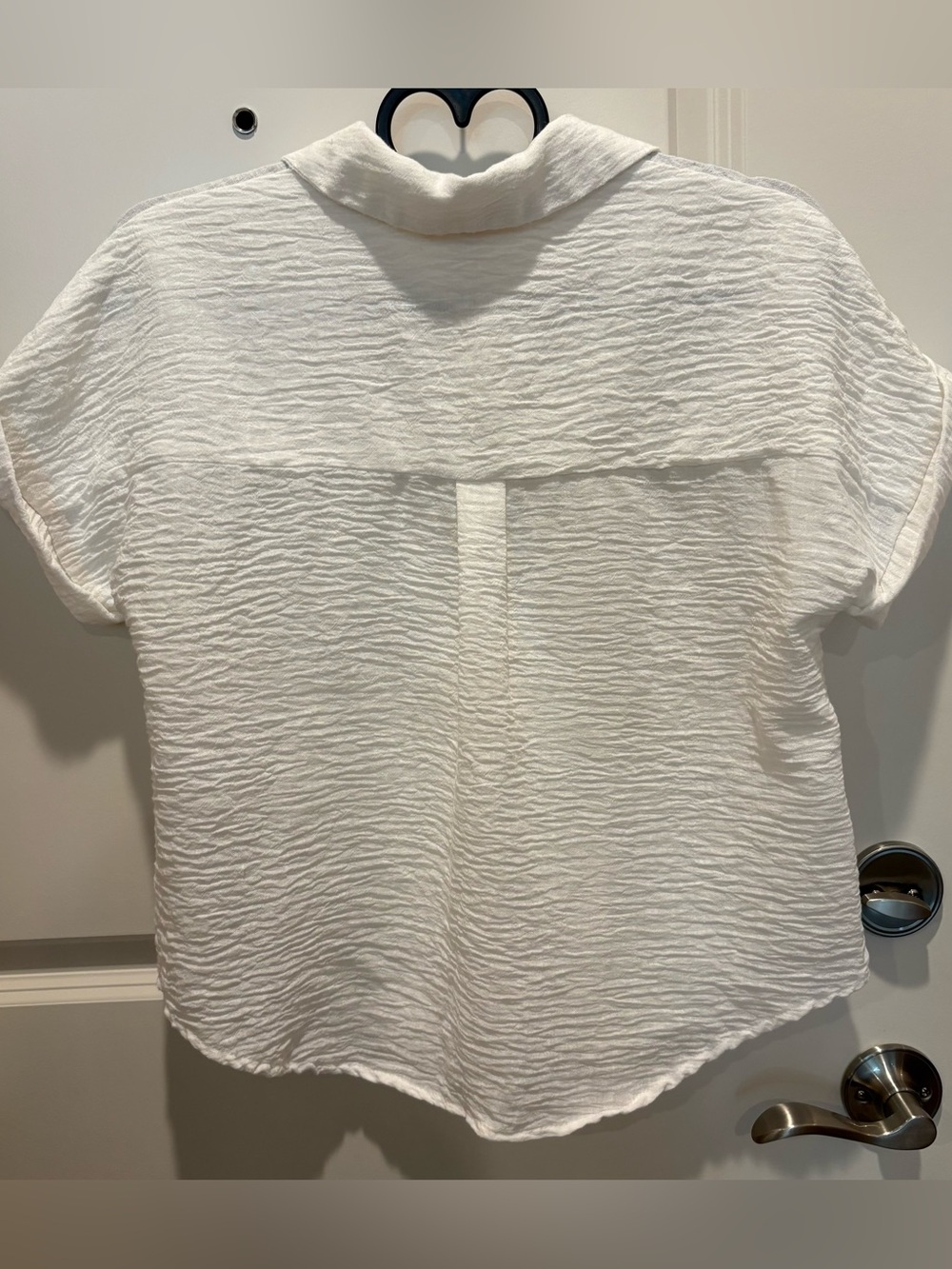 Women’s White Textured Short-Sleeve Button-Up Shirt - Picture 4 of 5
